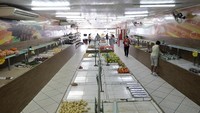 Beberapa supermarket di kota Rio de Janeiro mulai kehabisan stok makanan karena tidak adanya distribusi makanan dari para petani dan pedagang yang diangkut oleh para pengemudi truk. Pemogokan dan demo besar-besaran ini mampu melumpuhkan semua kegiatan di hampir semua sektor industri, perdagangan, hingga pertanian. Ricardo Moraes/Reuters.