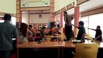 Foto: Anggota DPRD Bone Naik Meja dan Banting Kursi Saat Rapat