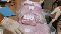 Menurut Argo paket yang diamankan oleh Polisi bersama Bea Cukai dan kantor pos tersebut berisi narkotika jenis ekstasi sebanyak 5 bungkus dengan total 25 ribu. Ekstasi tersebut dimasukan ke dalam bungkus biskuit.