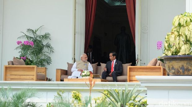 Jokowi dan Modi berbincang