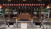 Melarikan diri dengan kaki yang terluka, sungguh membuat Lord Kiyomaro tersiksa. Dengan ajaib, tiba-tiba saja Lord Kiyomaro dilindungi oleh 300 babi hutan dan lukanya sembuh secara total (k.nagano.0023/Instagram) 