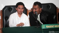 Kiki Hasibuan berdiskusi dengan kuasa hukumnya di sela-sela sidang vonis.