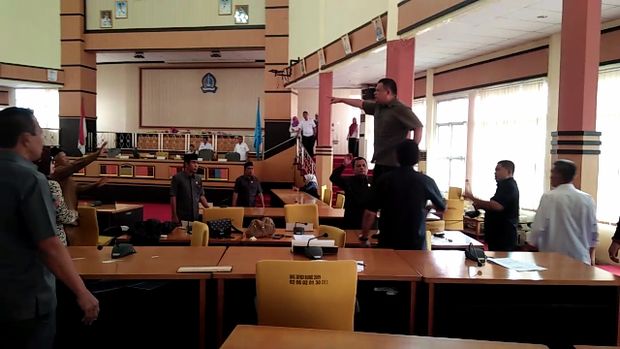Anggota DPRD Bone Naik Meja Saat Rapat: Kurang Ajar Semua Ini!