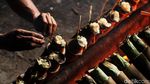 Melihat Lebih Dekat Proses Pembuatan Lemang di Senen Melihat Lebih Dekat Proses Pembuatan Lemang di Senen