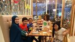 Mantap Berhijrah, Ini 10 Momen Lyra Virna Makan Bareng Keluarga