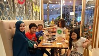 “Craving for ice cream,” kata Lyra yang sedang mengajak anak-anaknya makan es krim. Lyra sebelumya sempat tersandung masalah dana penggelapan umrah salah satu biro travel. Foto: Instagram lyravirna