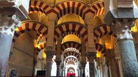 Foto: Arsitektur masjid ini menganut selain khas Maroko juga bergaya Moorish dan Renaissance, yaitu campuran antara Yunani kuno dan Romawi. Namun dapat terlihat banyak bentuk yang mirip dengan arsitektur Masjid Damaskus. (jsahuquillo/Instagram)