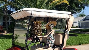 Lagi di golf cart. Foto: instagram.com/omgliterallydead