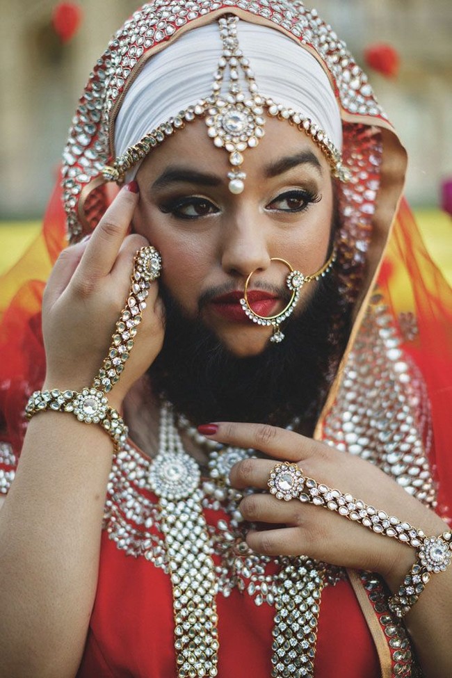 Harnaam Kaur juga memiliki sindrom PCOS. Di-bully sudah menjadi makanannya sehari-hari karena penampilannya berjenggotnya. Wanita yang kerap tampil bersorban itu mengaku sempat ingin bunuh diri karena penampilannya yang beda dari wanita pada umumnya. Namun akhirnya dia sadar bahwa hidupnya tak boleh berakhir hanya karena kondisinya. Harnaam pun memutuskan tidak lagi mencukur jenggotnya dan terus menumbuhkan rasa percaya dirinya. Sekarang aku menjadi wanita cantik dengan jenggot. Aku sadar tubuhku ini adalah milikku. Aku mencintai diriku apa adanya, kata wanita yang kini menjadi aktivis itu.  Foto: Istimewa