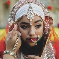 Harnaam Kaur juga memiliki sindrom PCOS. Di-bully sudah menjadi makanannya sehari-hari karena penampilannya berjenggotnya. Wanita yang kerap tampil bersorban itu mengaku sempat ingin bunuh diri karena penampilannya yang beda dari wanita pada umumnya. Namun akhirnya dia sadar bahwa hidupnya tak boleh berakhir hanya karena kondisinya. Harnaam pun memutuskan tidak lagi mencukur jenggotnya dan terus menumbuhkan rasa percaya dirinya. Sekarang aku menjadi wanita cantik dengan jenggot. Aku sadar tubuhku ini adalah milikku. Aku mencintai diriku apa adanya, kata wanita yang kini menjadi aktivis itu.  Foto: Istimewa