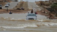 Siklon Mekunu yang memicu banjir di beberapa wilayah Yaman membuat jalanan tampak seperti sungai dengan arus deras. Foto: REUTERS/Stringer