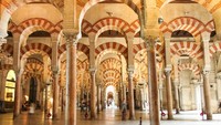 Foto: Tampak desain interior yang mirip dengan Masjid Nabawi, dengan penerangan yang bergaya Gothik. (kenya.bravo/Instagram)