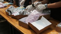 Argo menerangkan penyelidikan pertama dilakukan setelah polisi mendapatkan kabar ekstasi akan dikirimkan ke Jalan Ahmad Yani, Surabaya pada Jumat (4/5/2018) lalu. Polisi kemudian bekerja sama dengan Bea Cukai dan kantor pos untuk membuka paket yang dikirimkan itu.
