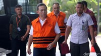 Bupati Kebumen nonaktif Mohammad Yahya Fuad bersiap menjalani pemeriksaan di gedung KPK, Jakarta, Rabu (30/5).
