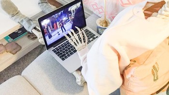 Menikmati weekend sembari nonton. Foto: instagram.com/omgliterallydead