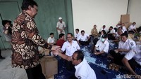 Tjahjo menyapa pegawai Kemendagri yang sedang menggunting e-KTP rusak.