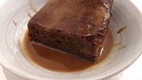 Mau yang manis legit? Coba saja Sticky Toffee Pudding di sini. Aroma khas karamel tercium dari puding hangat klasik Inggris ini. Foto: dok. detikFood