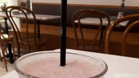 Tutup santapan dengan menyeruput Lassi Raspberry-Mint. Rasanya asam segar khas raspberry dengan sentuhan mint yang enak. Slurpp!  Foto: dok. detikFood