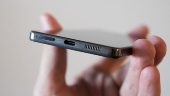 Bodinya terbuat dari kombinasi titanium dan keramik, yang membuatnya bisa tahan dari drop test, tak seperti ponsel lain yang berbahan aluminum. Foto: Android Central