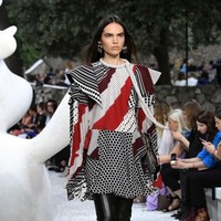 Pada koleksi ini, Nicolas juga banyak bermain dengan volume yang terinspirasi dari keglamoran fashion era 80-an. Hadir pilihan atasan dengan bahu yang lebar dan tegas. (Foto: Getty Images)