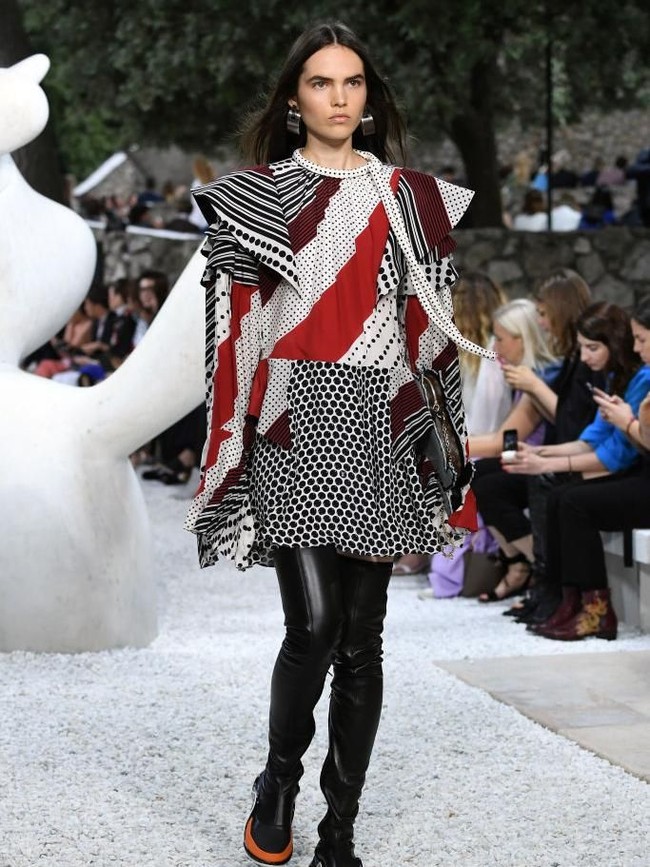 Pada koleksi ini, Nicolas juga banyak bermain dengan volume yang terinspirasi dari keglamoran fashion era 80-an. Hadir pilihan atasan dengan bahu yang lebar dan tegas. (Foto: Getty Images)