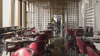Transformasi dari kantor ke hotel mewah dilakukan dengan sangat seksama untuk mempertahankan integritas arsitektur bangunan. Para arsitek juga berhati-hati untuk mempertahankan bentuk asli. Istimewa/Inhabitat.
