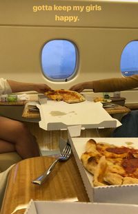 Ngidam Pizza, Bella Hadid Rela Bawa Pizza Sendiri ke Pesawat Pribadinya