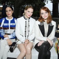 Front-row power! Duduk di barisan terdepan, aktris Jennifer Connelly, Lea Seydoux, Emma Stone, dan Delphine Arnault, direktur sekaligus wakil presiden eksekutif Louis Vuitton. (Foto: Getty Images)