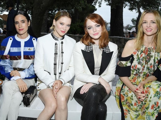 Front-row power! Duduk di barisan terdepan, aktris Jennifer Connelly, Lea Seydoux, Emma Stone, dan Delphine Arnault, direktur sekaligus wakil presiden eksekutif Louis Vuitton. (Foto: Getty Images)