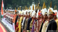 PM India Narendra Modi disambut pasukan upacara yang mengenakan pakaian adat.