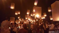Tak hanya sekedar ikut menerbangkan lampion saja. Mereka mengaku memiliki doa dan pengharapan untuk kehidupan yang lebih baik. (Pertiwi/detikTravel)