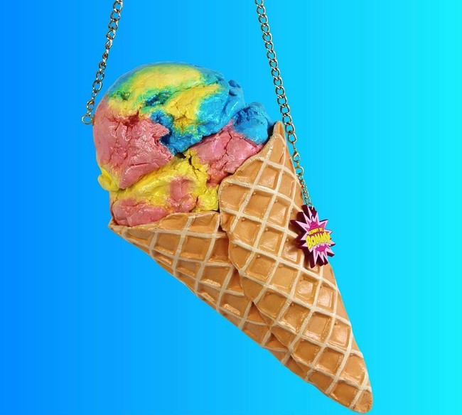 My designs are full of energy, a complete colour explosion with sense of humour. I like to look at products in a different way and go against the rules, because that will create that unique product,” demikian Rommy menulis di situs Etsy yang menjual berbagai karyanya. Dia mengungkapkan desain-desainnya dibuatnya dengan penuh energi. Dia pun suka membuat produk dengan cara berbeda yang melawan aturan sehingga karyanya unik. Foto: Instagram/rommydebommy