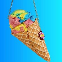 My designs are full of energy, a complete colour explosion with sense of humour. I like to look at products in a different way and go against the rules, because that will create that unique product,” demikian Rommy menulis di situs Etsy yang menjual berbagai karyanya. Dia mengungkapkan desain-desainnya dibuatnya dengan penuh energi. Dia pun suka membuat produk dengan cara berbeda yang melawan aturan sehingga karyanya unik. Foto: Instagram/rommydebommy