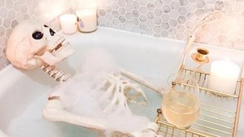 Lagi berendam. Foto: instagram.com/omgliterallydead
