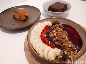 All Things Delicious: Menikmati Smoothies Bowl Segar Buatan Kafe Halal Singapura