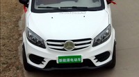 Mobil listrik jiplakan Mercy GLE itu mendapatkan sunroof, roof rail, pelek yang terlalu kecil, lampu halogen dan ada dua jenis grille. Foto: Pool (Carscoops)