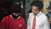 Salah satu tersangka, Diki, mengatakan ide menyelundupkan sabu yang dimasukkan ke dalam kacang kulit di dapatkan dari temannya. Saya rapatkan lagi (cangkang kacang) pakai lem. Saya cuman ngirim saja, sekali kirim dikasih 500 ribu rupiah. Melakukannya berdua sama teman, sabunya dari tempelan (bandar, jumlahnya 11 paket kecil-kecil. Saya disuruh orang dalam Lapas, ujar pria pengangguran itu. (Foto: Wisma Putra/detikcom).
