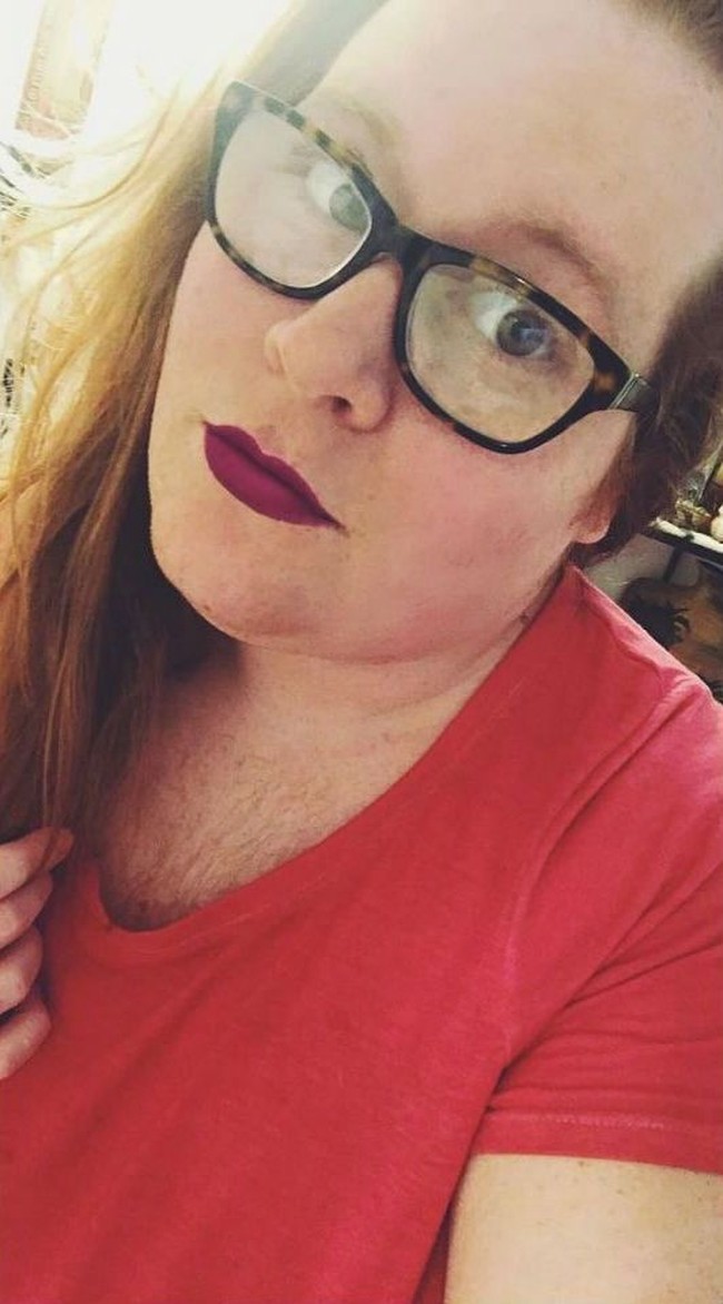 Sebelum percaya diri Miranda Nadine tumbuh, ia setiap hari bangun pukul tiga pagi untuk mencukur bulu-bulunya selama lima jam. Miranda sangat bergantung dengan alat cukur dan lelah melakukannya setiap hari. Wanita 26 tahun itu pun membiarkan bulu di sekitar kaki hingga dadanya lebat begitu saja tanpa lagi bergantung dengan alat cukur.  Foto: Istimewa