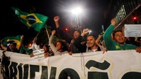 Meskipun dianggap ilegal demonstrasi dan aksi mogok kerja yang dilakukan oleh para pengemudi truk dan di dukung oleh warga Brasil masih memperjuangkan tuntutan-tuntutan mereka. Leonardo Benassatto/Reuters.