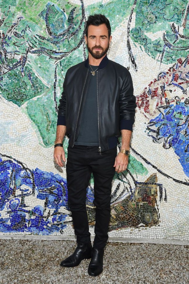 Justin Theroux bercerita dia pernah harus memakai dua lapis underwear karena ukuran penisnya saat syuting adegan jogging untuk film The Leftovers. Saat aku mau ambil baju untuk adegan jogging, ada celana jogging dan dua underwear di lemari. Lalu stafnya bilang, Mereka mau kamu pakai dua-duanya, cerita mantan suami Jennifer Aniston ini. Foto: Getty Images