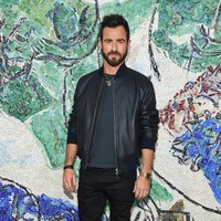 Aktor Justin Theroux yang juga mantan suami aktris Jennifer Anniston memilih gaya kasual yang maskulin dengan padanan jeans hitam dan jaket bomber berwarna senada. (Foto: Getty Images)