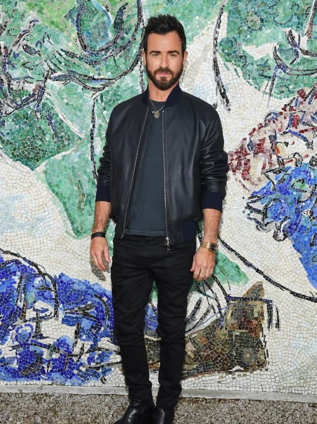 Aktor Justin Theroux yang juga mantan suami aktris Jennifer Anniston memilih gaya kasual yang maskulin dengan padanan jeans hitam dan jaket bomber berwarna senada. (Foto: Getty Images)