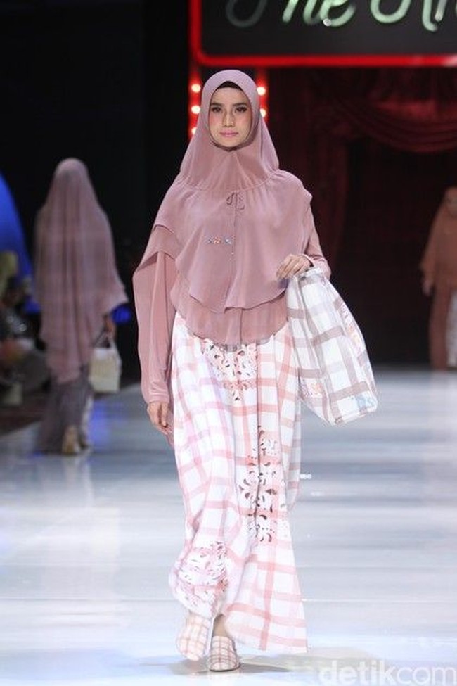 Berbusana syari tetap bisa tampil stylish dan manis. Anda bisa memadukan jilbab panjang dengan rok bermotif atau yang memiliki detail cantik, seperti yang ditampilkan di fashion show Si.Se.Sa. Foto: Moh abduh/Wolipop
