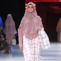 Berbusana syari tetap bisa tampil stylish dan manis. Anda bisa memadukan jilbab panjang dengan rok bermotif atau yang memiliki detail cantik, seperti yang ditampilkan di fashion show Si.Se.Sa. Foto: Moh abduh/Wolipop