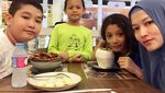 Mantap Berhijrah, Ini 10 Momen Lyra Virna Makan Bareng Keluarga