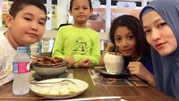 Makan sate, lontong dan es kelapa muda jadi kegiatan Lyra bersama anak-anaknya. Duh, ganteng-ganteng dan cantik ya? Foto: Instagram lyravirna