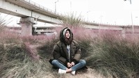Foto: Yeon Jeong pun tak canggung berfoto di tempat yang dia anggap menarik. (Instagram/@90_allie)