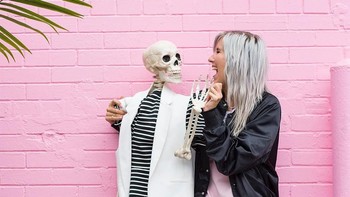 Bersama teman...Foto: instagram.com/omgliterallydead