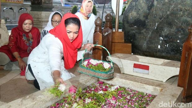 Puti nyekar ke Makam Bung Karno