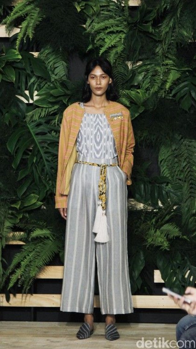 Kain tenun sebagai atasan dan outerwear ala Didiet Maulana tampak chic dengan pilihan warna netral seperti abu-abu. Tak hanya cantik dipakai saat Lebaran, tapi juga untuk liburan. Foto: Moh abduh/Wolipop